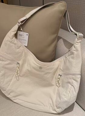 lululemon large slouchy sling bag  13L. 新款斜挎牛角包