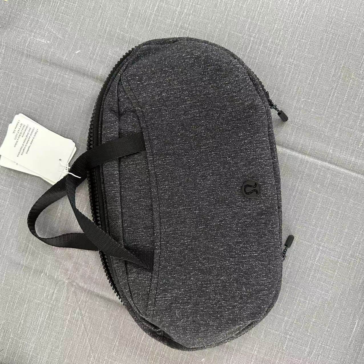 lululemon all the essentials kit 化妆包2.5l  24*10.5*14.5cm