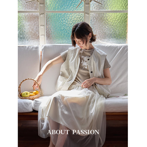 About Passion · 春季排扣马甲上衣+网纱中长裙套装