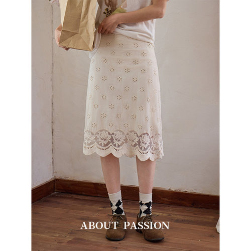 About Passion · 绣花镂空A字半身裙