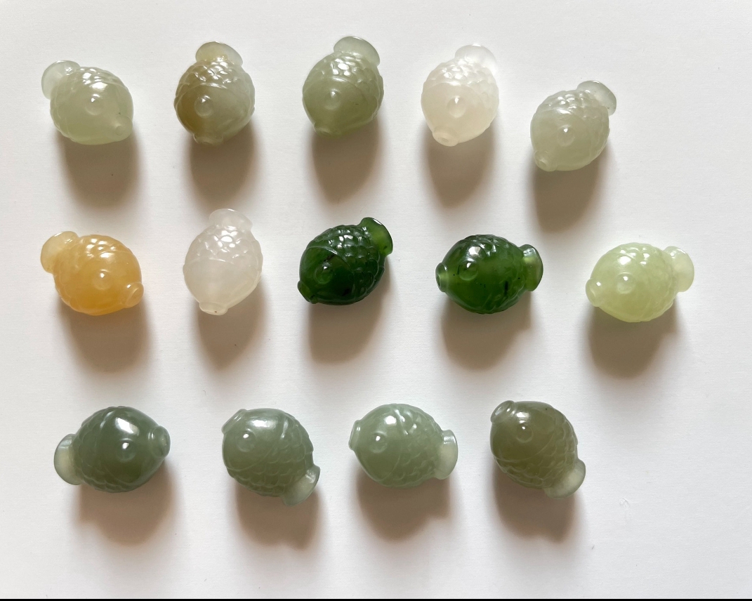 天然新疆和田玉泡泡鱼吊坠