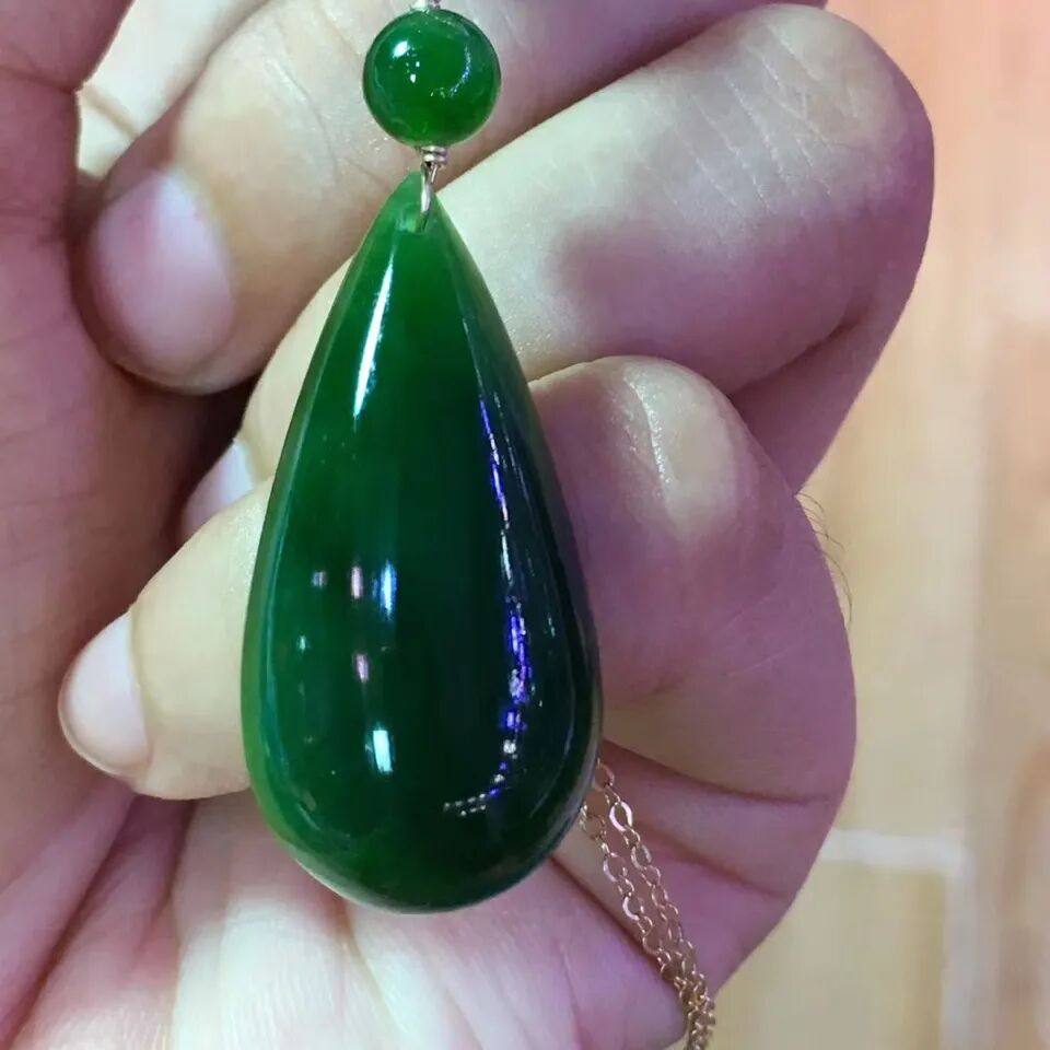 天然和田玉碧玉水滴吊坠菠菜绿图片