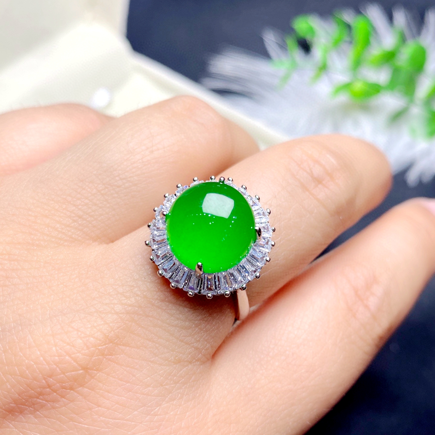 缅甸翡翠戒指满阳绿蛋面银镶嵌高冰种帝王绿玉活口戒指男女款