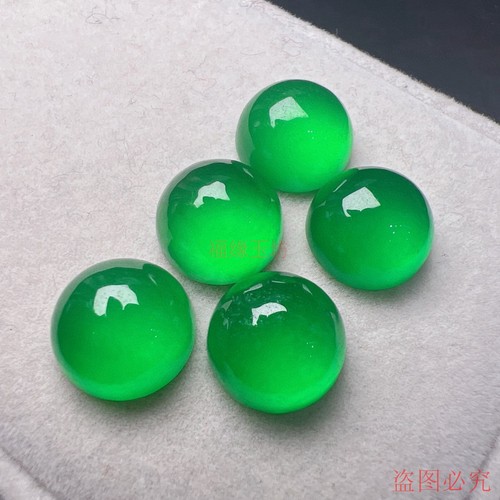 缅甸翡翠高冰帝王绿戒面翡翠色