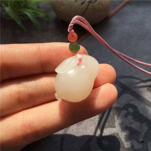和田玉玉生肖小兔子吊坠女项链