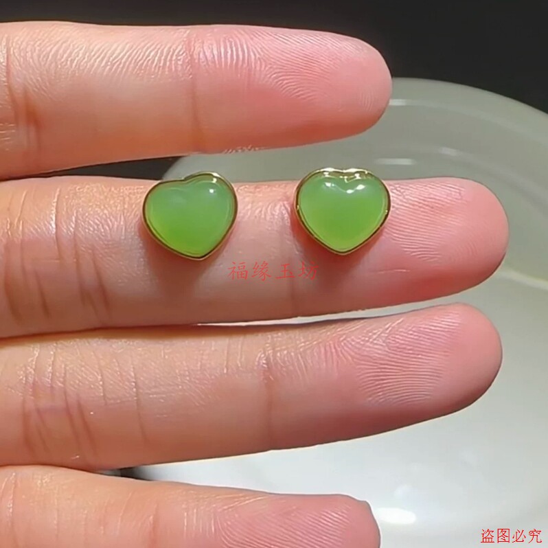 和田玉碧玉苹果绿爱心耳钉小众图片