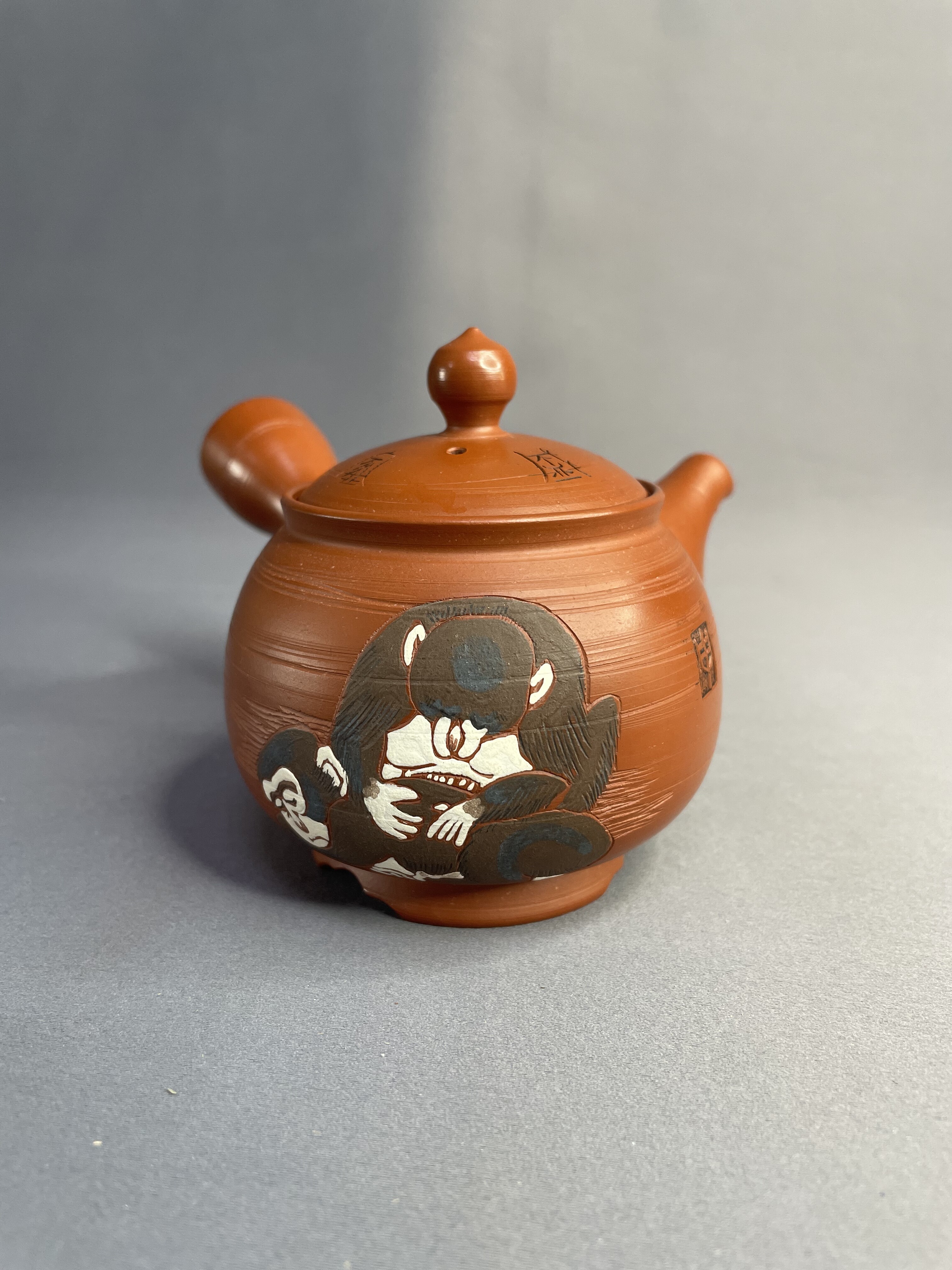 日本进口瓷器正品全新常滑烧吉川雪堂作生肖猴侧把壶茶壶200毫升
