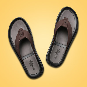 2025骆驼动感夏季潮流真皮凉鞋男士夹脚人字拖鞋外穿防滑沙滩鞋