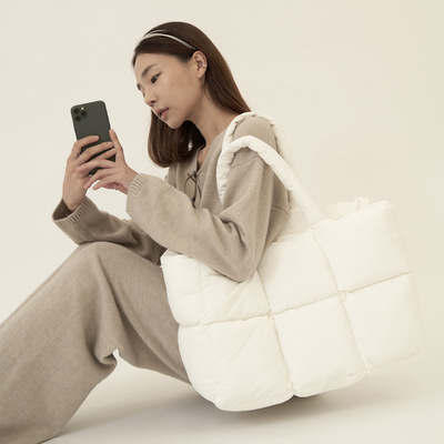 2023跨境新款女士简约柔软大容量泡芙羽绒服棉服包包云朵托特包