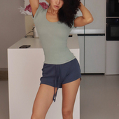 akiyo 上衣 T恤短款 studio纯欲辣妹纯色基础款 正肩收腰显瘦U领短袖