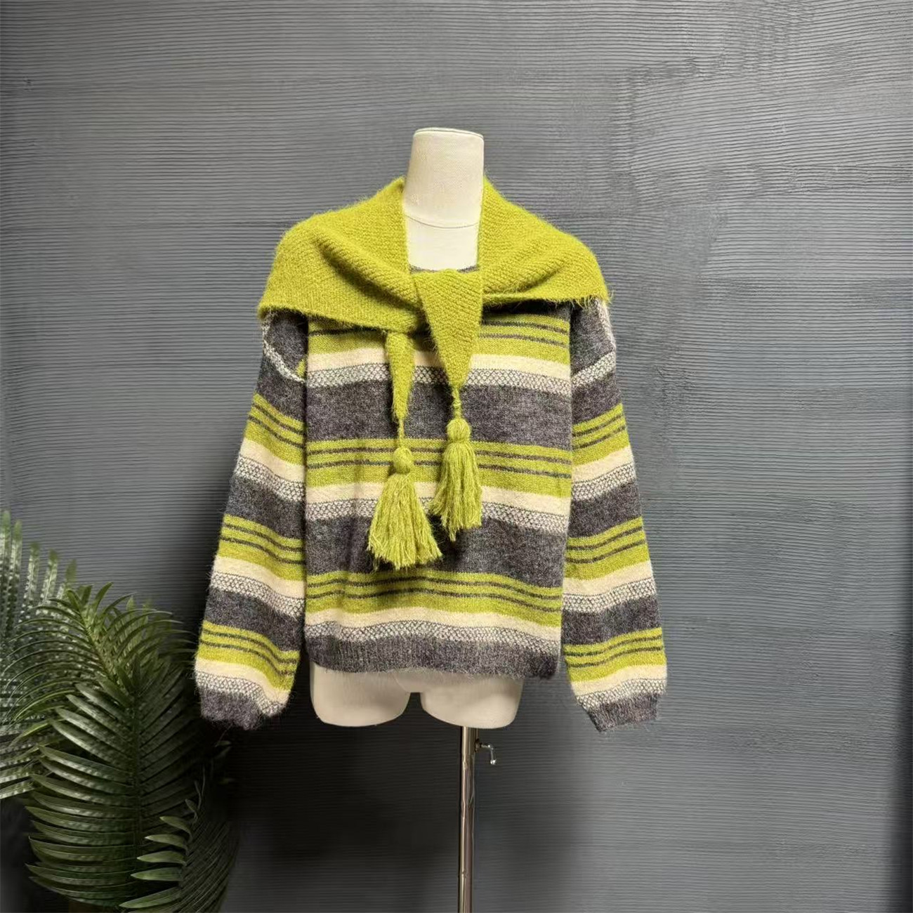 镜服饰2025冬季韩版撞色条纹针织衫女流苏围巾宽松软糯毛衣10504