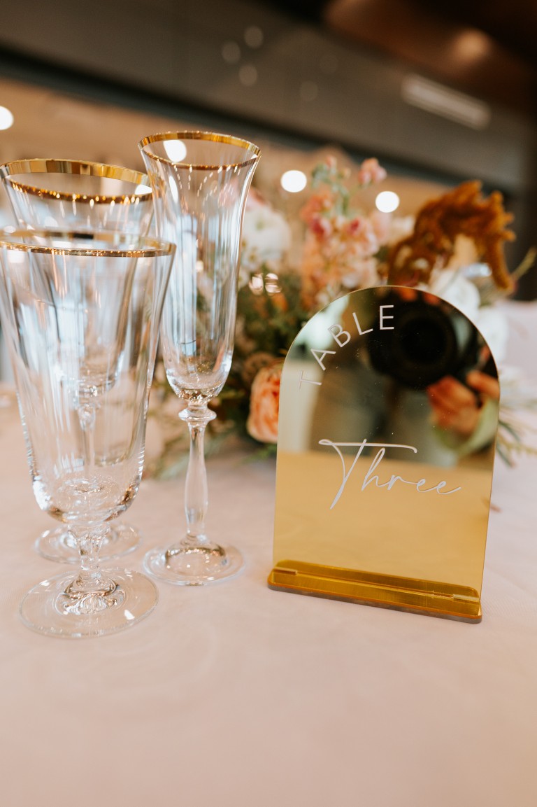 浅金色桌牌桌号奢华高端高级桌卡立牌立体字雕刻浮雕婚礼