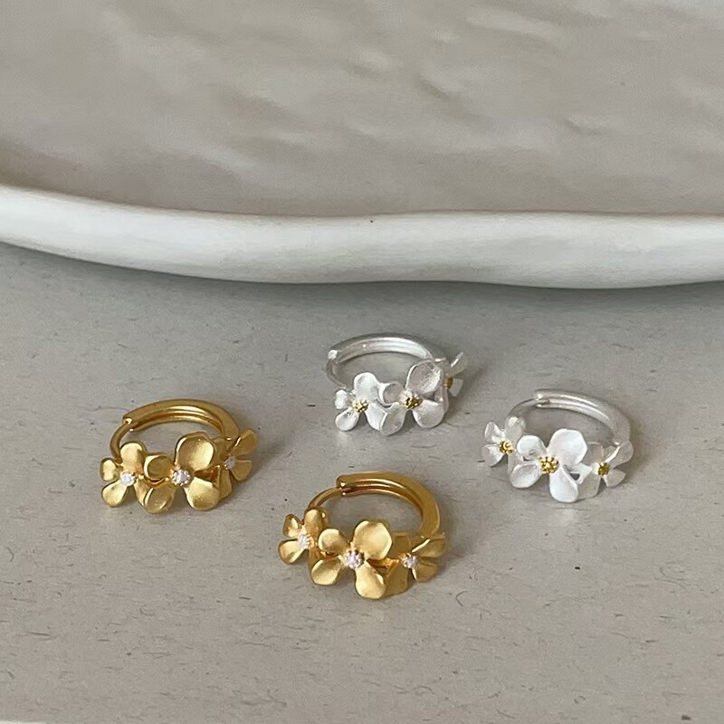 甜美森系锆石花蕊栀子花金属耳扣女精致通勤百搭时尚潮流耳环耳饰