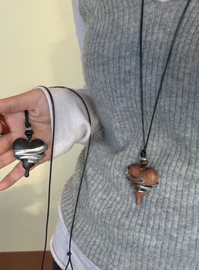 欧美不锈钢缠绕爱心黑檀吊坠项链轻奢高级轻奢百搭ins风毛衣链女