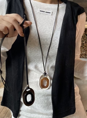 欧美钛钢不掉色椭圆吊坠长皮绳项链时尚轻奢高级感冷淡风毛衣链