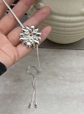 璀璨烟花亮银色抽拉烟花项链女精致高级感可调节花朵锁骨链配饰