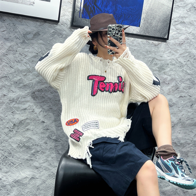 字母刺绣圆领破洞毛衣宽松针织衫