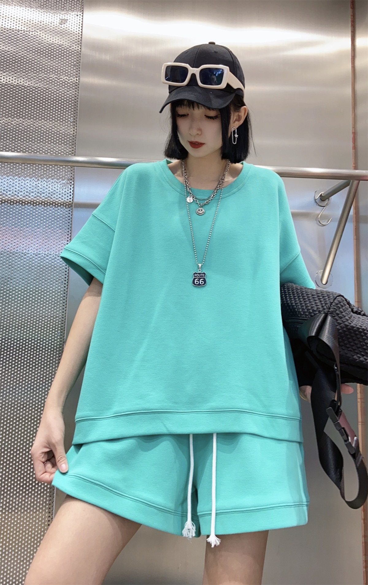 여성을위한 캐주얼 패션 정장 여름 대형 느슨한 다목적 반팔 티셔츠 하이 웨이스트 슬림 스포츠 반바지 2 피스 세트