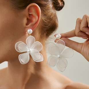 布艺仿珍珠花朵耳钉女2025冬季优雅简约时尚森系女生搭配服装饰品