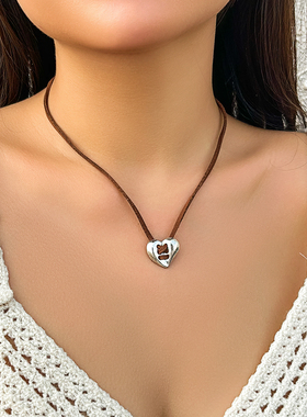 镂空金属桃心绒绳项链