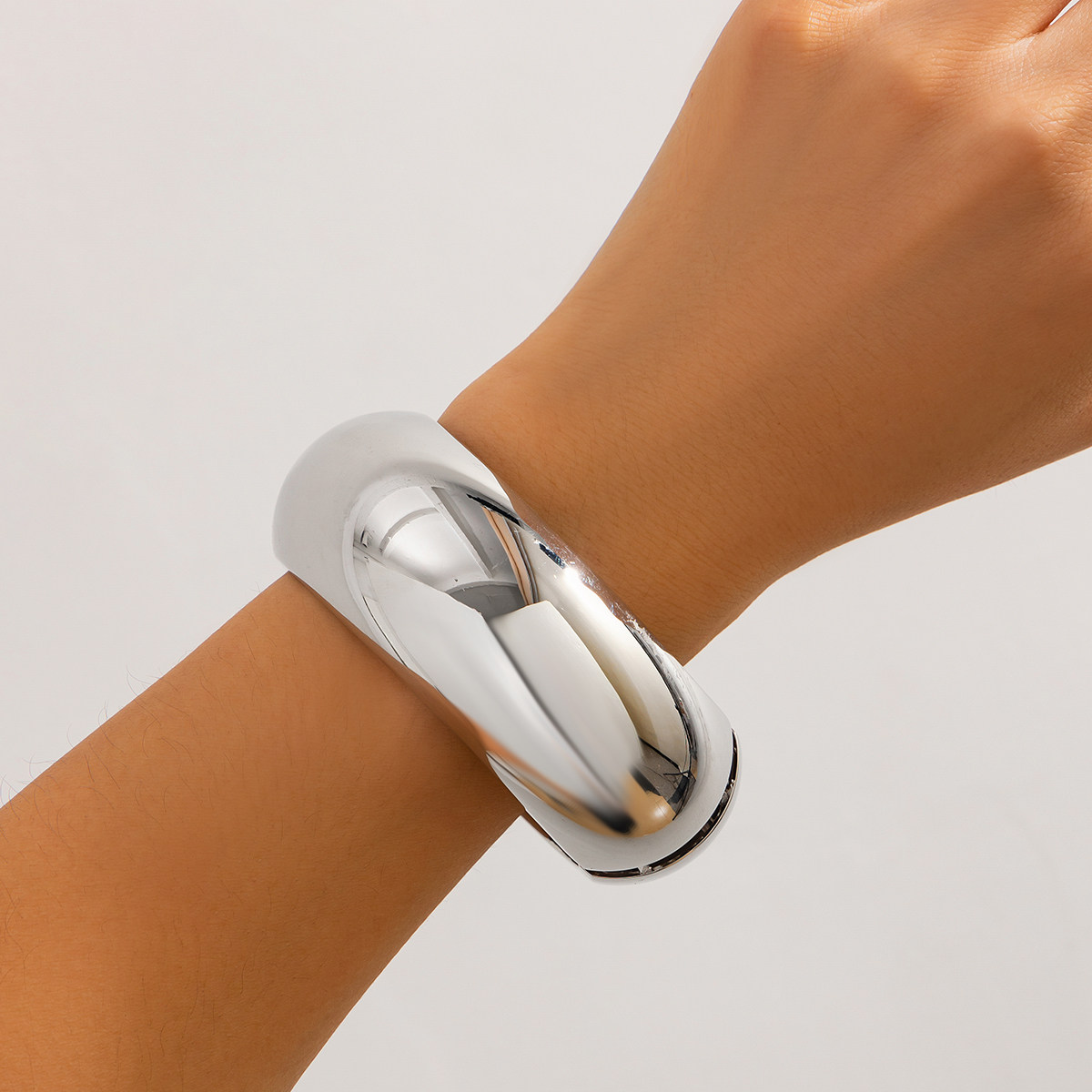 宽版弧形光面弹簧式手镯女 2025春季新潮小众设计服装搭配手饰品