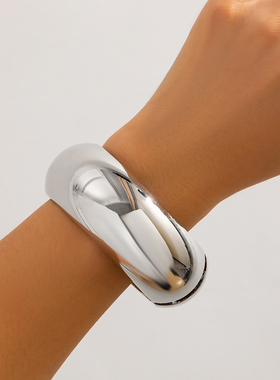 宽版弧形光面弹簧式手镯女 2025春季新潮小众设计服装搭配手饰品