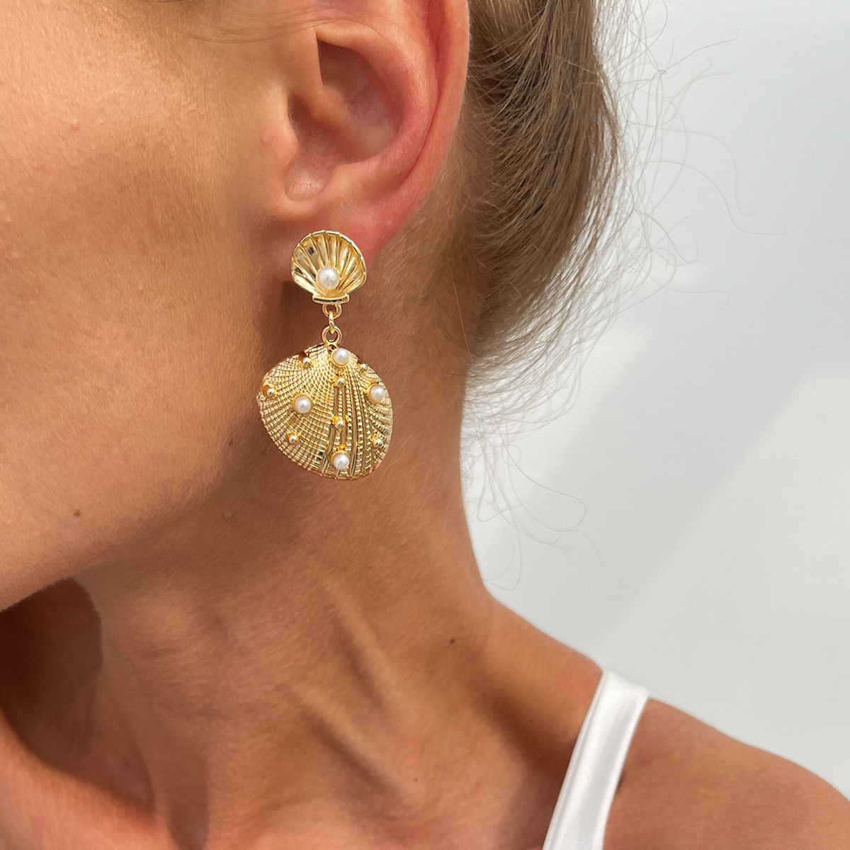 仿珍珠扇贝耳饰耳钉女 2025冬季时尚小众设计网红旅行度假配饰品