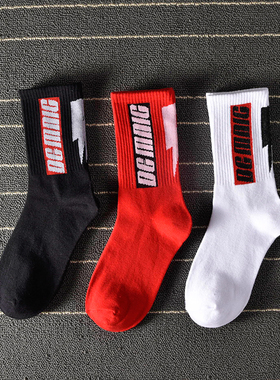 3双闪电字母潮袜男女情侣潮牌街头长袜黑色红色白色潮流中筒棉袜