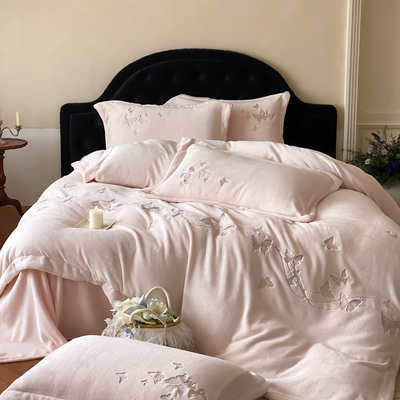 秋冬新款甜美加厚牛奶绒四件套保暖纯色刺绣福蝶多多不掉毛短绒