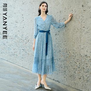 颜域浅蓝波点连衣裙女2026早春新款V领宽松拼接百褶法式田园长裙