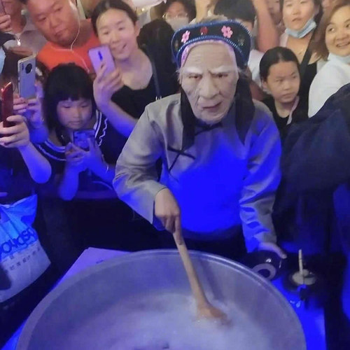 网红老太太面具表演出孟婆汤
