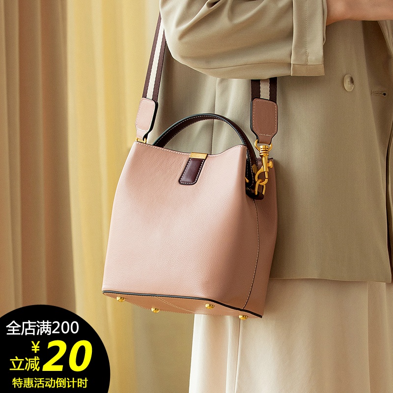238.00元包邮初薇撞色水桶包包女2019新款女包