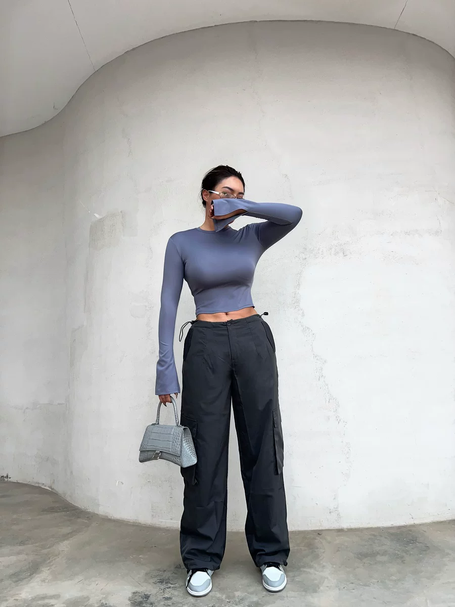 [Never return or exchange for big promotion products] LA PINKY homemade tight and slim round neck slit horseshoe sleeve top