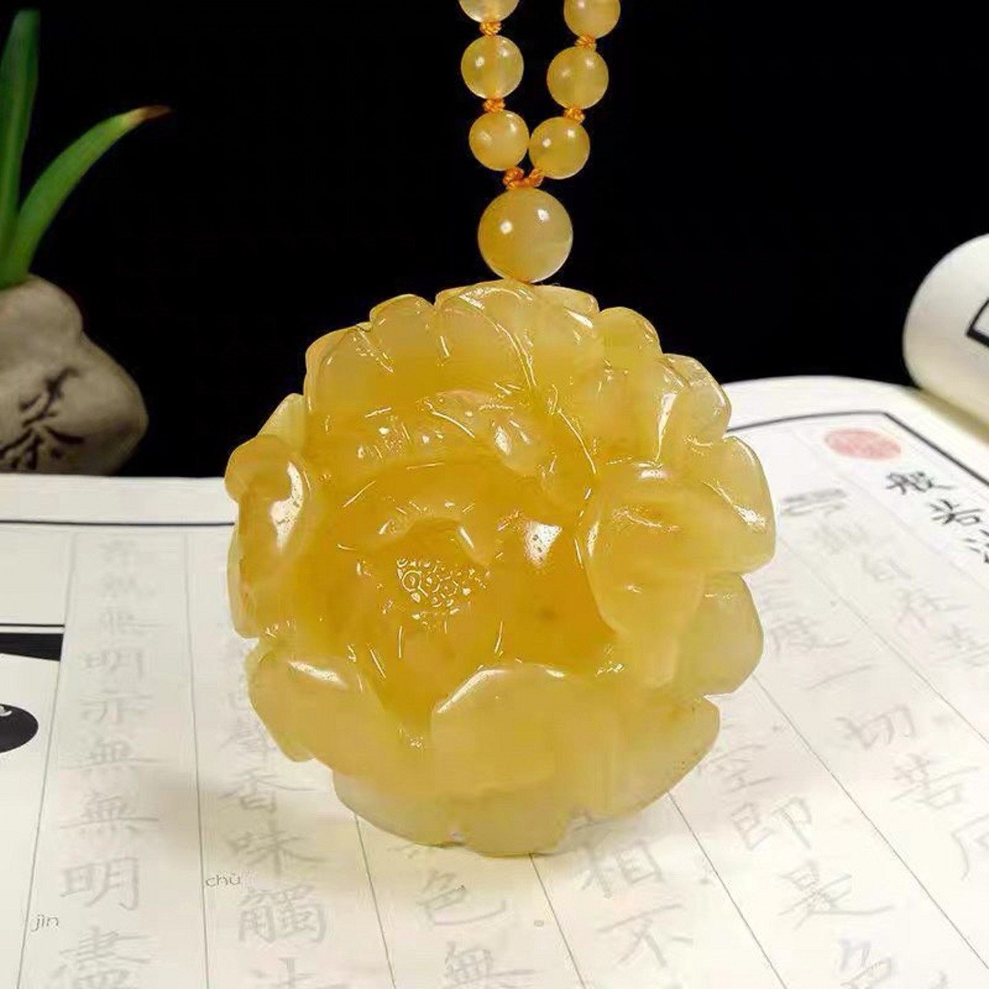 鸡油黄黄龙玉花开富贵挂件女款