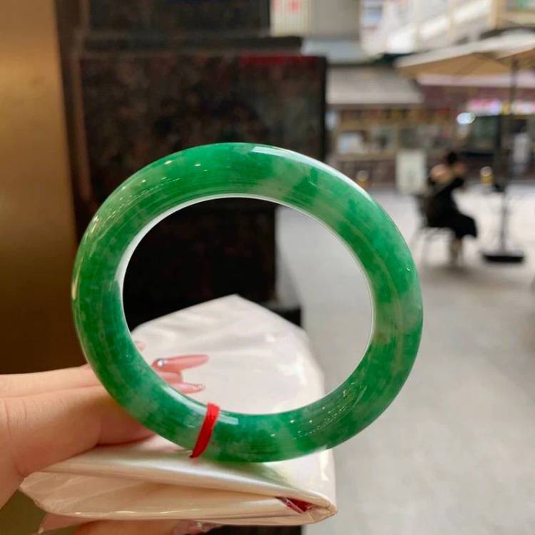 满绿圆条细腻水润翡翠处理玉镯子