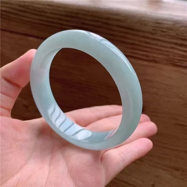 冰糯种浅绿色处理翡翠玉镯子