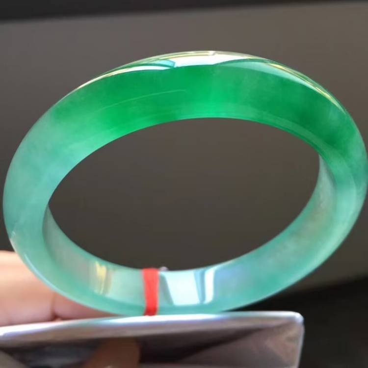 冰种阳绿飘花翡翠处理玉镯子