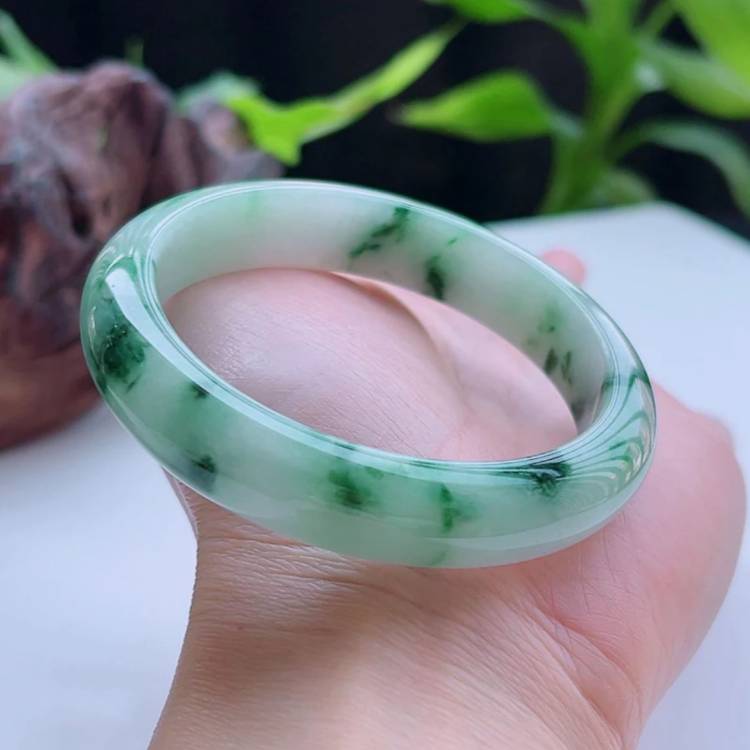 冰糯种飘蓝花翡翠处理玉镯子