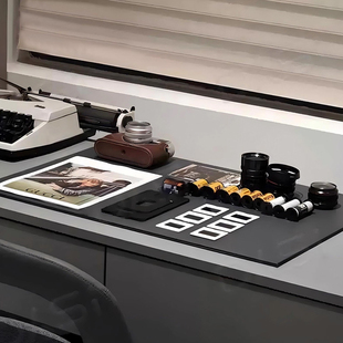 现代轻奢样板间2025新款 饰品书房摄影主题相机打字机复古摆件 软装