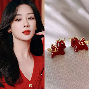 本命年红色银针滴油小马耳钉简约百搭轻奢风耳环时尚 气质耳饰小众