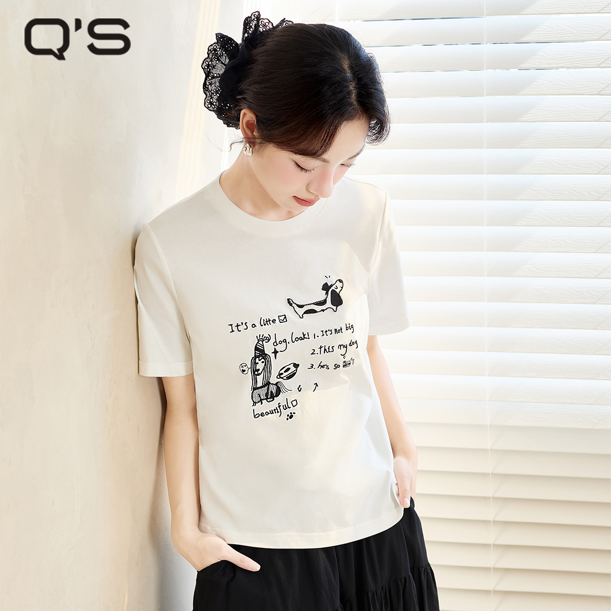 QS秸熙2025春秋新款趣味狗狗绣花图案T恤衫弹力棉感套头短袖上衣