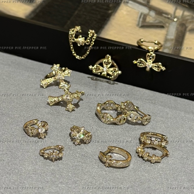 辣椒派定制 环保钛金鸢尾克克十字架圆形耳环蕾丝菱格满钻猪鼻子