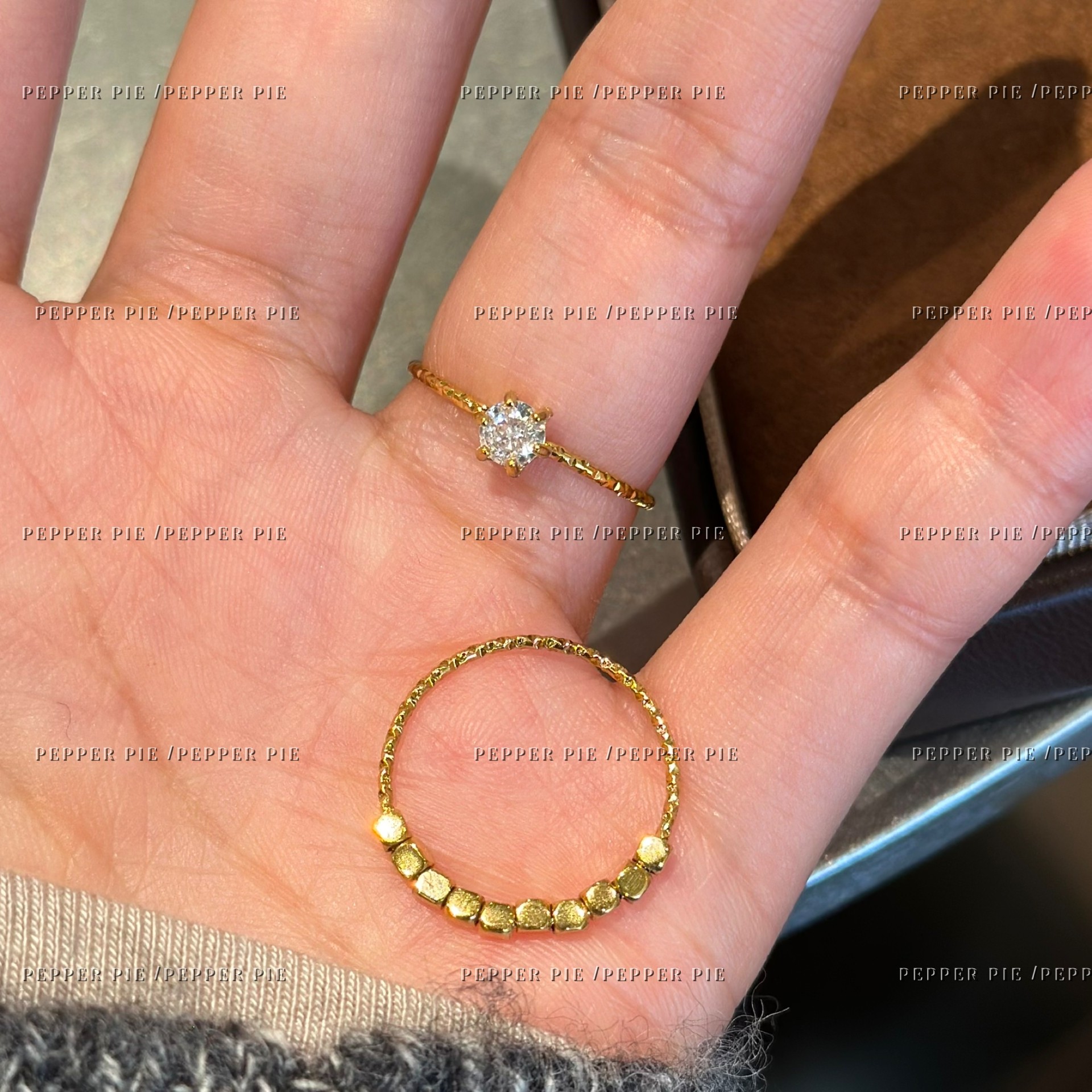 辣椒派可水洗蕾丝碎金六爪独钻戒指女 极细排戒钛钢环保镀金闪亮