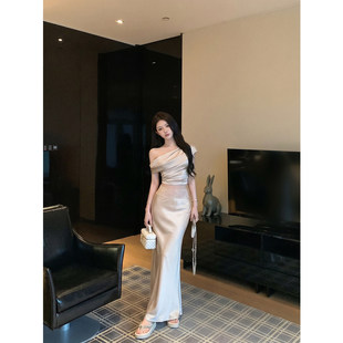 黑色草莓斜肩缎面短款T恤女夏季名媛风套装蕾丝包臀半身裙两件套