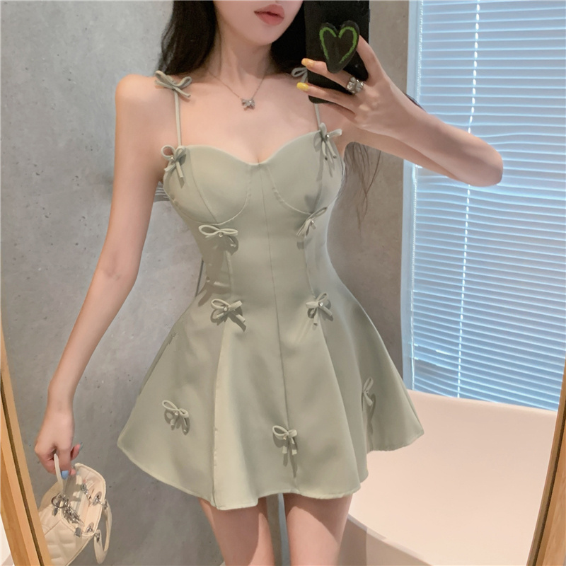 夏季茶歇风蝴蝶结性感吊带百褶短裙女收腰甜美纯欲法式绝美连衣裙