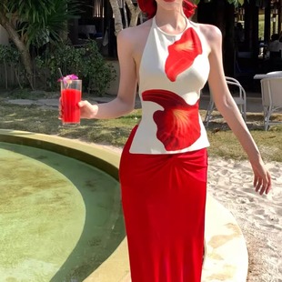 迪迪不畏赵露思同款度假风套装性感露背挂脖上衣红色半身裙两件套