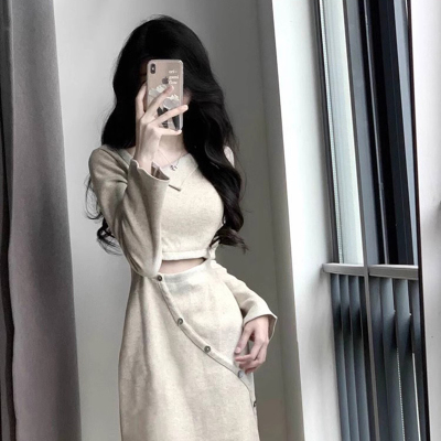 法式纯欲长袖漏腰连衣裙子女收腰气质设计感小个子辣妹长裙秋冬季