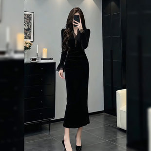 轻奢名媛风气质蕾丝丝绒连衣裙女装2026秋冬新款黑色收腰包臀长裙