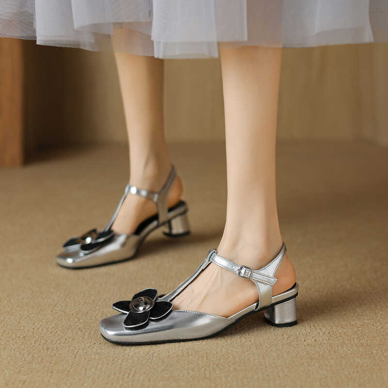 仙女风小雏菊粗跟女鞋2025年夏新款复古银色一字带大码包头女凉鞋
