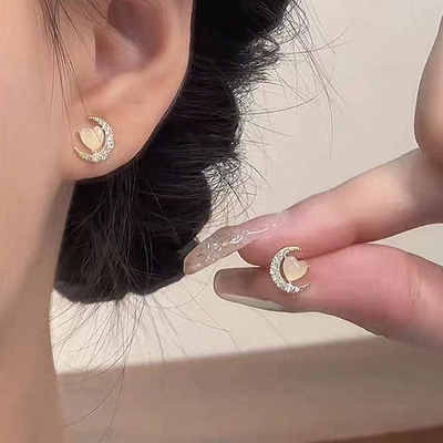 小巧满钻金色月亮心心耳钉